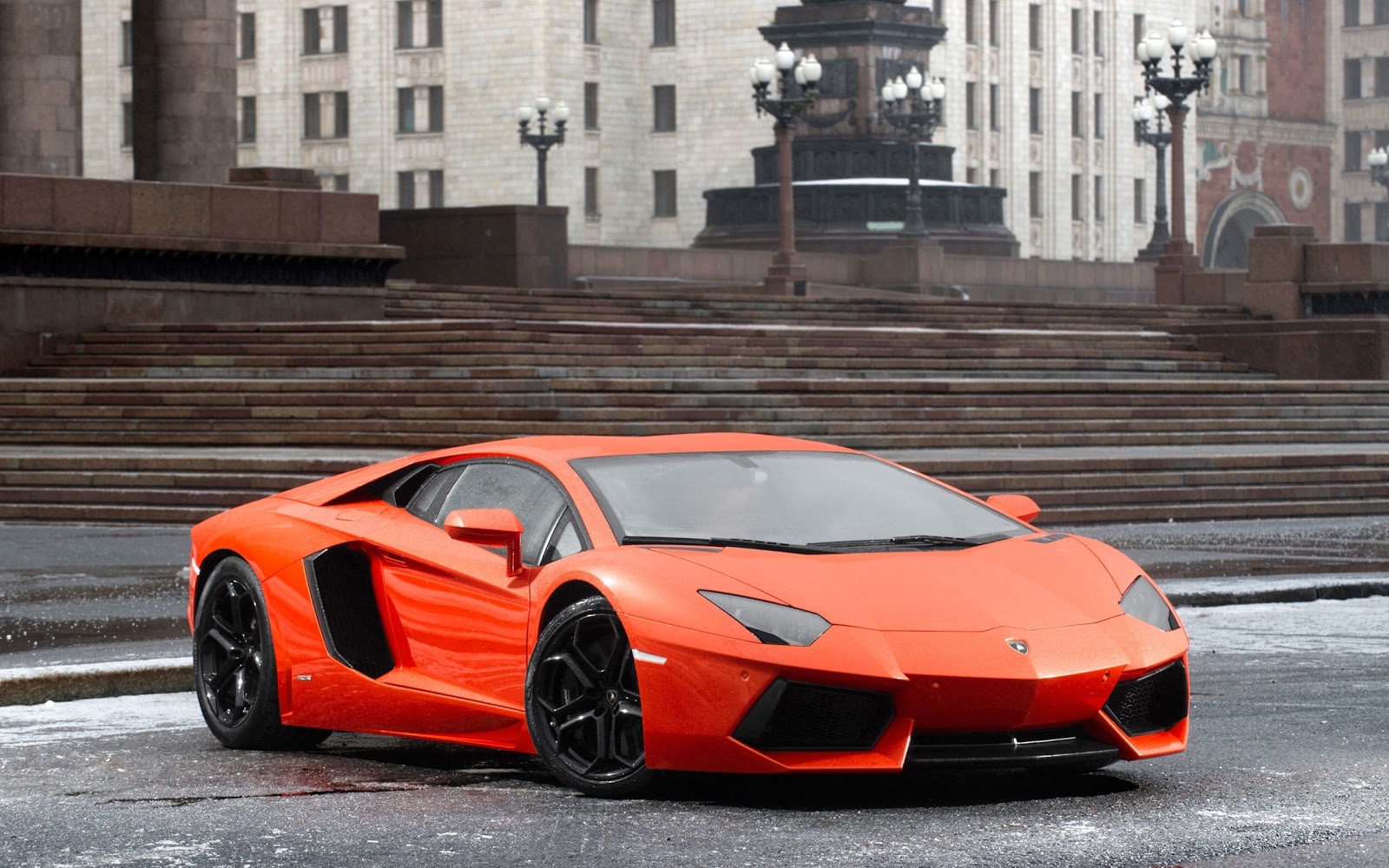 Оранжевого спорткара Lamborghini Aventador LP 700-4